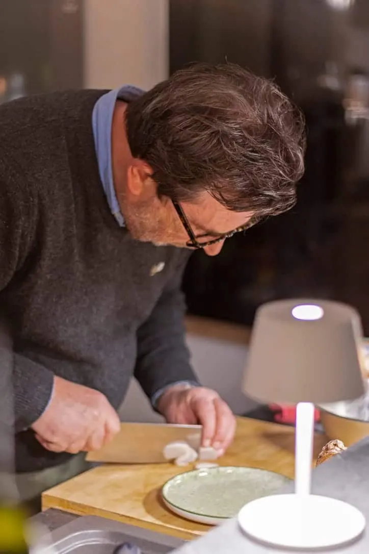 Jean-Baptiste, l'hôte de La Plonplonière, en cuisine